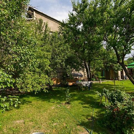 Guest House On Maksimova 9 Алма Ата Екстериор снимка